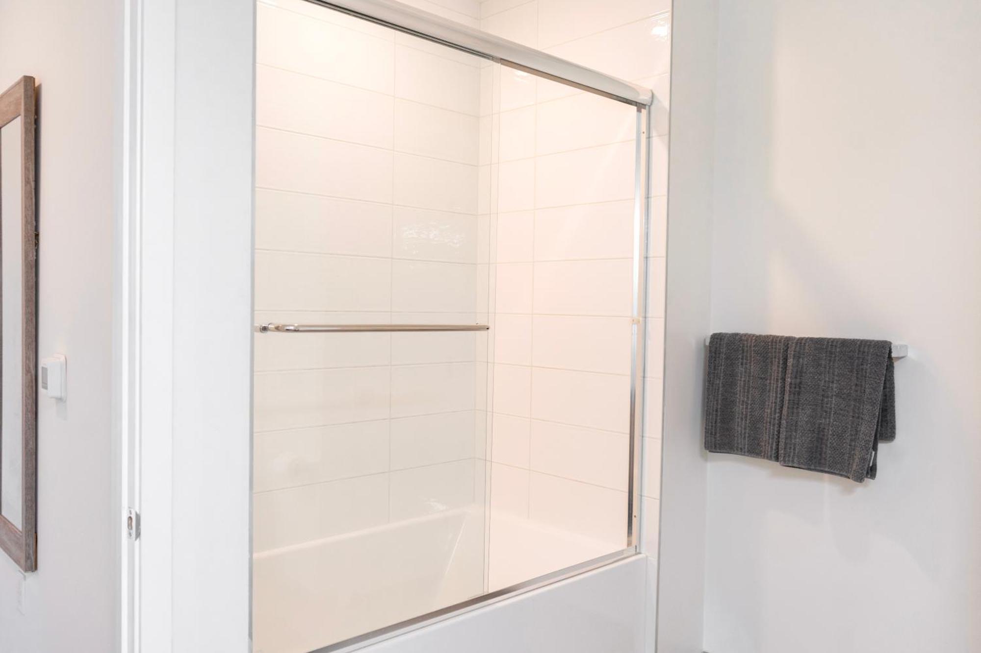 Bright & Stylish 1-bedroom, Walk To Netflix, Perfect For Long Free Parking Los Angeles